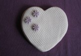 Galleta de corazón blanco con margaritas lilas