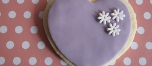 Galleta corazón lila con margarita